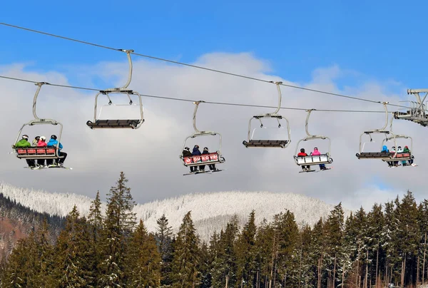Bukovel Skigebied Spa Oekraïne Februari 2019 Gasten Van Het Resort — Stockfoto