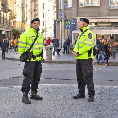 Prag, Çek Cumhuriyeti - 30 Ekim 2019: Prag şehir meydanındaki yerel polis devriyesi çalışanları