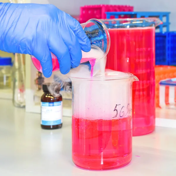 Scientist Pouring Liquid Laboratory — Stockfoto