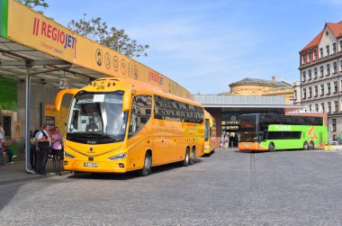 Prague, Çek Cumhuriyeti - 26 Nisan 2018: Regiojet otobüste merkezi otobüs istasyonu Florenc iniş platformu.