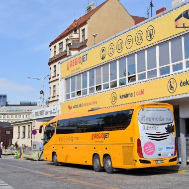 Prague, Çek Cumhuriyeti - 26 Nisan 2018: Regiojet otobüste merkezi otobüs istasyonu Florenc iniş platformu.