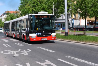 Prague, Çek Cumhuriyeti - 4 Mayıs 2018: şehir otobüs yolu üzerinde.