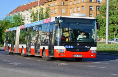 Prague, Çek Cumhuriyeti - 4 Mayıs 2018: şehir otobüs yolu üzerinde.