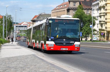 Prague, Çek Cumhuriyeti - 4 Mayıs 2018: şehir otobüs yolu üzerinde.