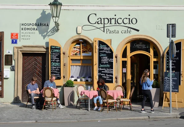 Praga República Checa Mayo 2017 Mesas Restaurante Las Calles Antiguas — Foto de Stock