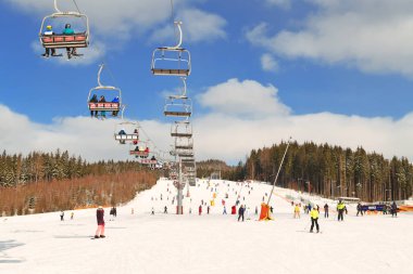 Bukovel (Kayak merkezi ve spa), Ukrayna - 23 Şubat 2019: Yeni başlayanlar için piste.