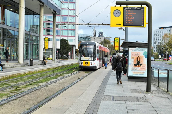 Dresden Förbundsrepubliken Tyskland Oktober 2019 Spårvagn Vid Hållplatsen — Stockfoto