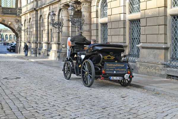 ドレスデン ドイツ連邦共和国 10月29 2019 最初の車の外観を再現した都市ツアーのための電気自動車 — ストック写真