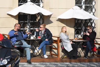Prag, Çek Cumhuriyeti - 30 Ekim 2019: Şehrin eski kesimindeki restoran.