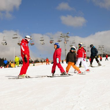 Bukovel (Kayak merkezi ve spa), Ukrayna - 23 Şubat 2019: Kayak hocası yeni başlayanlar için bayırlarda çocuklarla bir ders veriyor.
