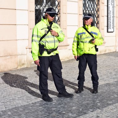 Prag, Çek Cumhuriyeti - 30 Ekim 2019: Şehrin eski sokaklarında belediye polisi çalışanları (kadın polis memurları)).