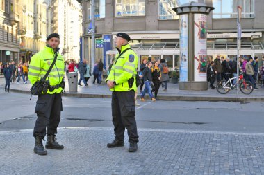 Prag, Çek Cumhuriyeti - 30 Ekim 2019: Şehrin eski sokaklarında belediye polisi çalışanları (kadın polis memurları)).