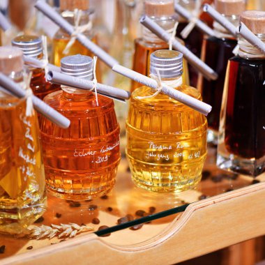 Sıvılarla dolu kimyasal laboratuvar camları.