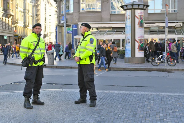 Prague République Tchèque Octobre 2019 Employés Police Municipale Dans Les — Photo