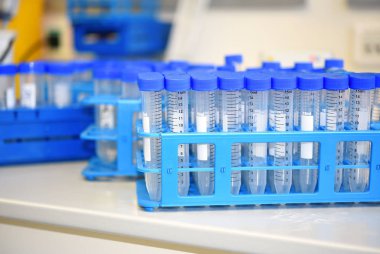 Laboratuvar test tüplerini kapatın.