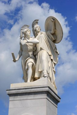 Berlin, Almanya-25 Nisan 2019: Berlin 'deki Palace Köprüsü veya Schlossbrucke Müzesi' ne giden heykel. 1853 'te Albert Wolff tarafından inşa edilmiş güzel antik tanrıların anıtı..