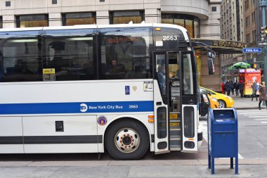 New York, Amerika Birleşik Devletleri - Mart, 8, 2019: otobüs, Büyükşehir Ulaşım Otoritesi (Mta) şehrin sokak üzerinde. 