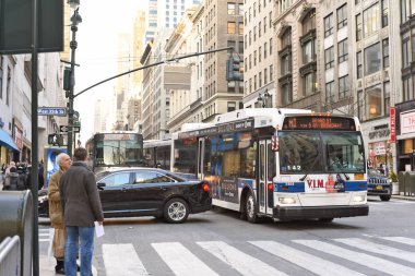 New York, Amerika Birleşik Devletleri - Mart, 8, 2019: otobüs, Büyükşehir Ulaşım Otoritesi (Mta) şehrin sokak üzerinde. 