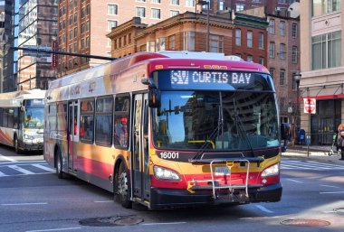 Baltimore, Amerika Birleşik Devletleri... 5 Mart 2019 Maryland Ulaştırma Bakanlığı otobüsü bir şehir caddesinde..