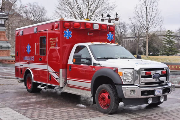美国华盛顿特区2019年3月1日 城市街道上的救护车 — 图库照片