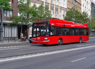 Budapeşte, Macaristan, - 6 Temmuz 2019: Solaris Trollino 12 (Solaris T12) - Şehir ulaşımı için 12 metrelik bir tramvay.
