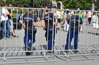 Budapeşte, Macaristan, - 6 Temmuz 2019: Şehir meydanında devriye gezen polis memurları.