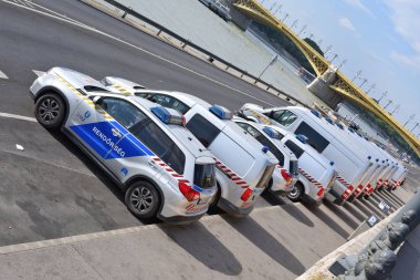 Budapeşte, Macaristan - 6 Temmuz 2019: Polis devriyesi şehir sokaklarında.