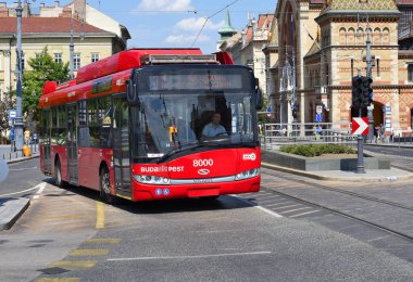 Budapeşte, Macaristan, - 6 Temmuz 2019: Solaris Trollino 12 (Solaris T12) - Şehir ulaşımı için 12 metrelik bir tramvay.