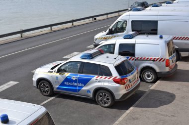 Budapeşte, Macaristan - 6 Temmuz 2019: Polis devriyesi şehir sokaklarında.