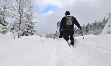 Ukrayna, Karpatlar - 05 Ocak 2020: Dağlık alanda turistler. Gorgulat Dağı .