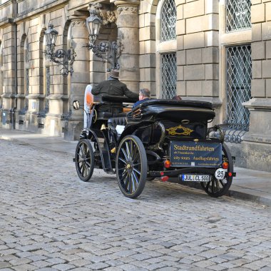 Dresden, Almanya Federal Cumhuriyeti - 29 Ekim 2019: İlk arabaların görünümünü taklit eden şehir turları için elektrikli araba.