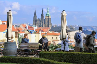 Prag, Çek Cumhuriyeti - 30 Ekim 2019: Strahov Manastırı 'nın duvarları manzaralı restoran masaları.