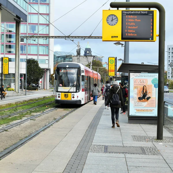 Dresden Förbundsrepubliken Tyskland Oktober 2019 Spårvagn Vid Hållplatsen — Stockfoto