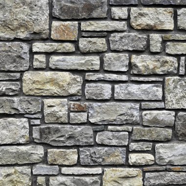 Çatlamış bir taştan bir duvar parçası.