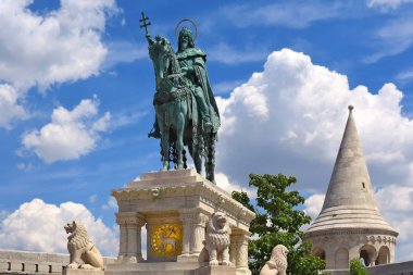 Budapeşte, Macaristan - 6 Temmuz 2019: Macaristan Kralı I. Stephen 'ın Bronz Heykeli. Balıkçı Kalesi, Şato Bölgesi,