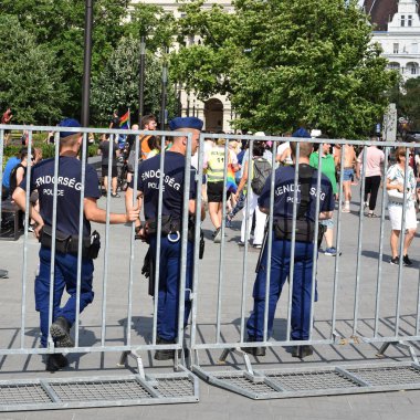Budapeşte, Macaristan, - 6 Temmuz 2019: Şehir meydanında devriye gezen polis memurları.