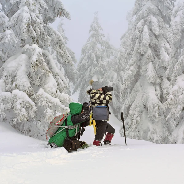 Ukraine Osmoloda February 2018 Tourists Photograph Winter Landscapes Mountain Slope — Stock Photo, Image