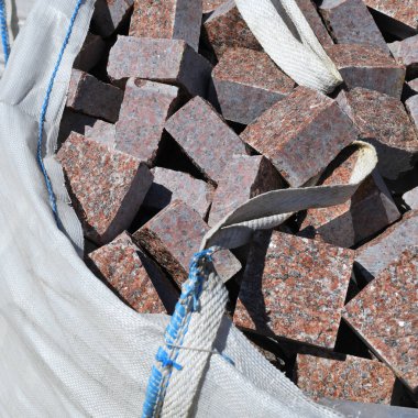 İnşaat alanında granit bloklu esnek orta büyüklükte bir konteynır (Fibc).