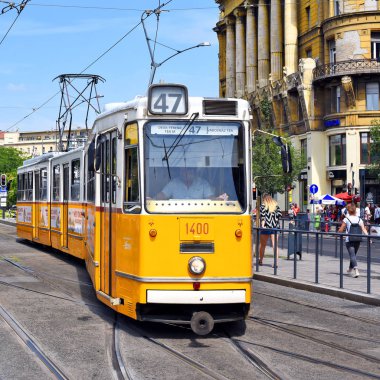 Budapeşte, Macaristan - 6 Temmuz 2019: Şehrin sokaklarında eski bir tramvay.