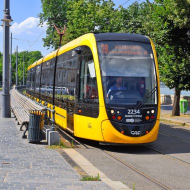 Budapeşte, Macaristan, - 6 Temmuz 2019: Şehrin sokaklarında modern bir tramvay.