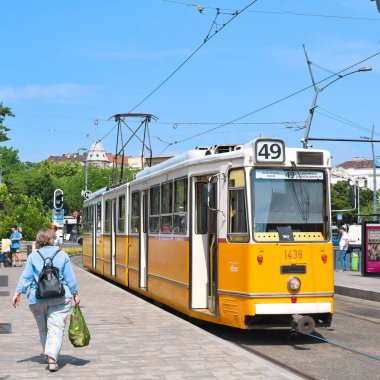 Budapeşte, Macaristan - 6 Temmuz 2019: Şehrin sokaklarında eski bir tramvay.