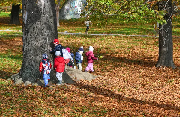 Πράγα Τσεχία Οκτωβρίου 2019 Ομάδα Παιδιών Μια Βόλτα Στο Πάρκο — Φωτογραφία Αρχείου