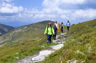 Kornohora, Ukrayna 7 Haziran 2019: Dağ yolunda bir grup turist.