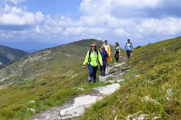 Chornohora Ukraine Juni 2019 Eine Touristengruppe Auf Einem Bergweg — Stockfoto