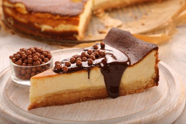 Noel cheesecake dilim eritilmiş çikolata ile