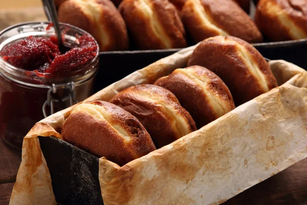 果酱甜甜圈。传统的波兰饼干上脂肪星期四 — 图库照片