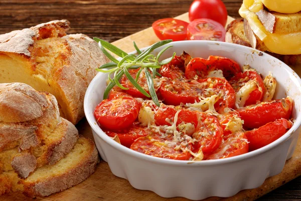 Запеченные помидоры, кукурузный хлеб и бутерброды с расплавленным сыром — стоковое фото