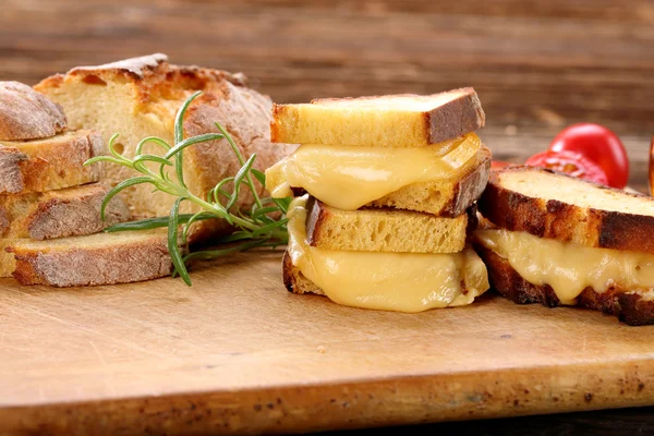Σάντουιτς με ψωμί καλαμποκιού με λιωμένο τυρί — Φωτογραφία Αρχείου