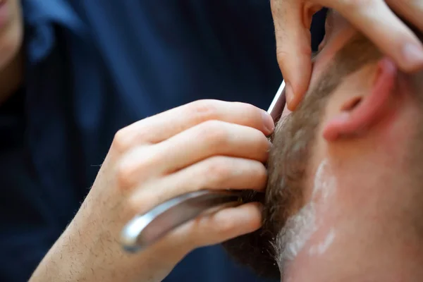 Client pendant le rasage de barbe dans le salon de coiffure — Photo