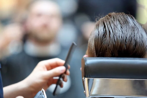Parrucchiere coiffeur rende acconciatura con trimmer elettrico e c — Foto Stock